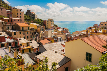 I tetti e le case colorate di Riomaggiore, Cinque Terre, Liguria, Italia