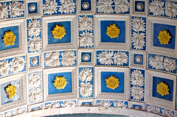 Pistoia, Toscana, Italia, Duomo bellissimo lavoro in ceramica, decorazione tipica ella bottega Della Robbia, del rinascimento italiano. Motivo geometrico arricchito con fiori d'oro in campo blu