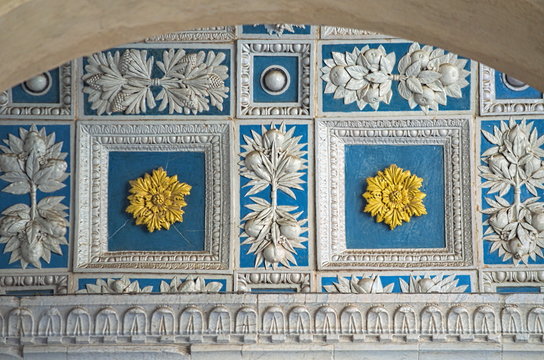 Pistoia, Toscana, Italia, Duomo bellissimo lavoro in ceramica, decorazione tipica ella bottega Della Robbia, del rinascimento italiano. Motivo geometrico arricchito con fiori d'oro in campo blu