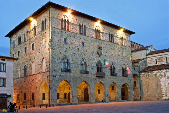 Pistoia, Toscana, Italia, palazzo del comune, sulla piazza del duomo, facciata in pietra tipica, nella bella atmosfera dell'ora blu, certo della citt&agrave;