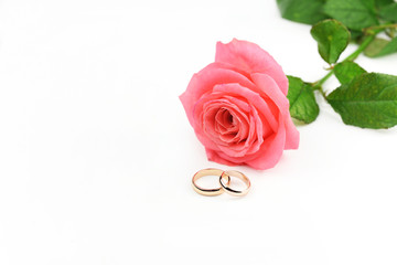 gold wedding rings for newlyweds with a rose flower