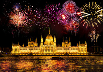 Fototapeta premium Fajerwerki nad parlamentem w Budapeszcie na Węgrzech