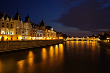 Fototapeta premium Paris, France - May 20, 2018: The Pont au Change, bridge over river Seine and the Conciergerie, a former royal palace and prison in Paris
