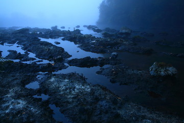 早朝の川の風景