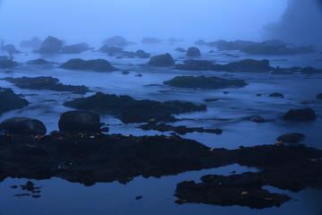 早朝の川の風景