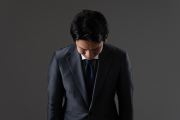 お辞儀をするビジネスマン
