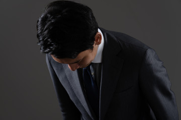 お辞儀をするビジネスマン