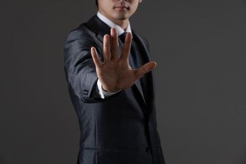 制止するビジネスマン
