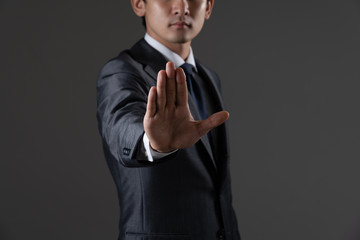 制止するビジネスマン