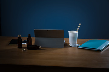 残業をするビジネスマンイメージ、夜食