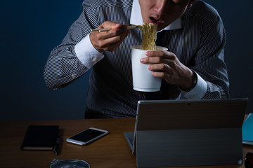 残業をするビジネスマンイメージ、夜食