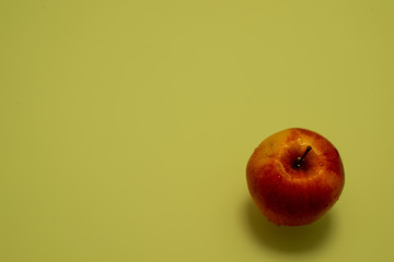 Apfel als Hintergrund mit gelber Beleuchtung