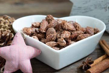 Gebrannte Mandeln in einer Herzschale