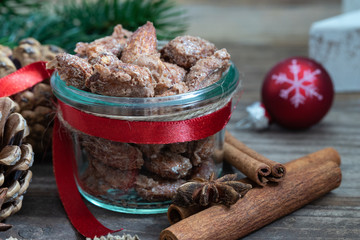Gebrannte Mandeln mit Zimtstangen und weihnachtlicher Dekoration
