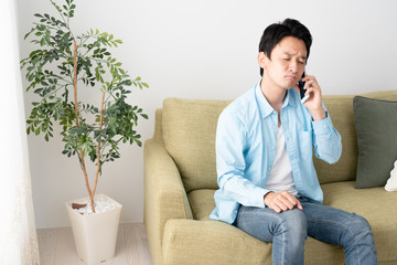 Fototapeta premium 電話をしている若い男性