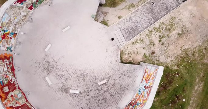 The Georgia-Russia Friendship Monument is build in 1983 to celebrate the friendship between Georgia and Russia. The monument is a large round stone and concrete building with a large tile mural.