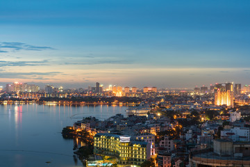 Naklejka premium Widok na panoramę Hanoi w West Lake lub Ho Tay. Pejzaż Hanoi o zmierzchu
