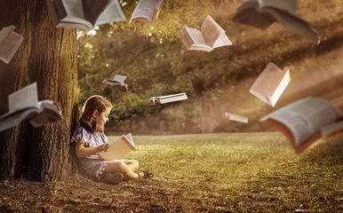 Fototapete Rund Cheerful child reading an interesting book © konradbak