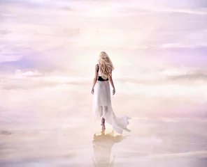 Fototapeten Konzeptionelles Bild einer blonden Dame, die auf den zarten, flauschigen Wolken geht © konradbak