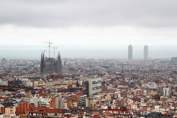 Fototapeta premium A panoramic view of Barcelona from Guell Park