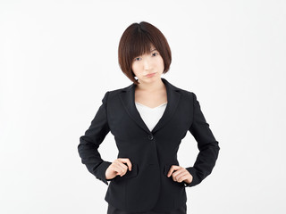 Obraz premium 白い背景で困ったポーズをする女性OL