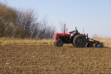 Fototapeta na wymiar tractor in field 