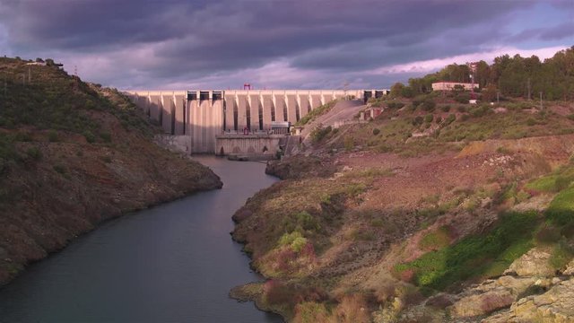 Stunning cinematic tracking shot R to L of Alc&radic;&deg;ntara dam