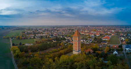 Obraz premium Luftbildaufnahme von Aken an der Elbe mit Wasserturm