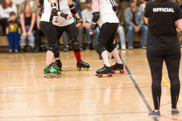 Naklejka premium Roller derby players compete against each other