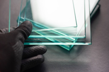 Glass Factory, produce many transparent glass thickness is not equal.