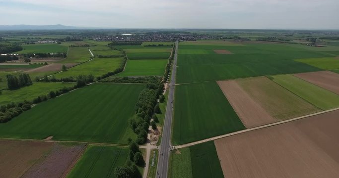 Luftaufnahme - Landschaft mit Landstraße autofrei - Schwenk um 180 Grad