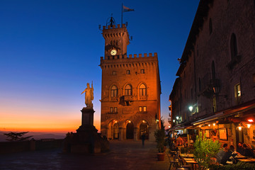 San Marino: Piazza della Libertà (Freiheitsplatz) in der Abenddämmerung