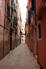 Fototapeta na wymiar Rue déserte de Venise