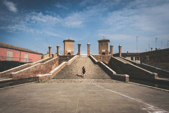 passeggiare sul ponte di comacchio