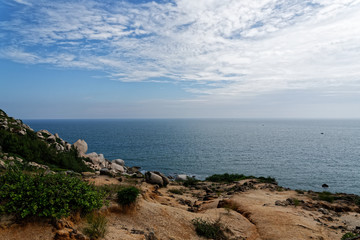 Fototapeta na wymiar seashore with blue sky and rocks