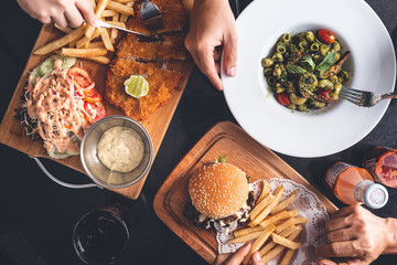 Table de Restaurant avec un Fish and Chips, Hamburger et Frites, Pâtes
