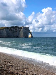 Vista della spiaggia e della scogliera di Étretat, Normandia, Francia