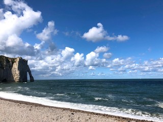 Vista della Spiaggia e della scogliera di Étretat con arco, Normandia, Francia