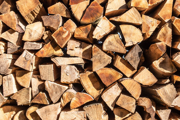 Gestapeltes Brennholz für den Winter als Hintergrund
