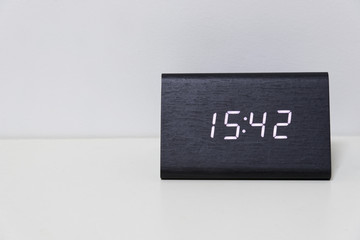 Black digital clock on a white background showing time 15:42
