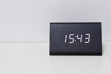 Black digital clock on a white background showing time 15:43