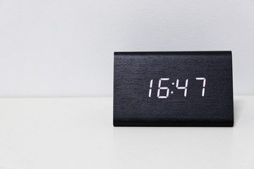 Black digital clock on a white background showing time 16:47
