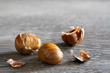 Obraz premium The Chestnut roasted and put on the wooden background