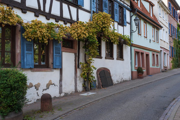 Fototapeta na wymiar Straße mit Fachwerkhäusern in Weinheim
