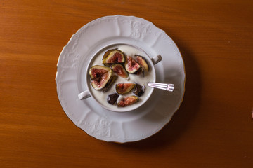 figs in a bowl