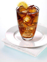 GLASS OF ICE TEA WITH LEMON