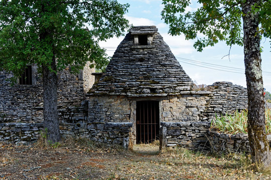 Cabanes pierre s&egrave;che