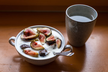 figs in a bowl