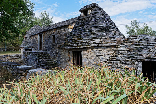Cabanes pierre s&egrave;che
