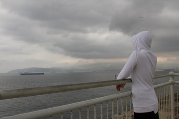 Mujer en soledad frente al mar 